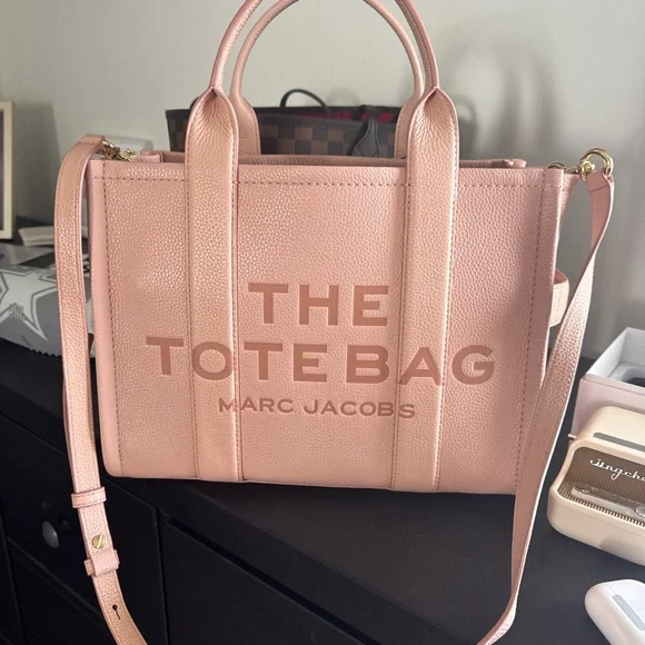In bought this bag and it was too small waited too long now I can’t return it 🥺 - Picture 1 of 3